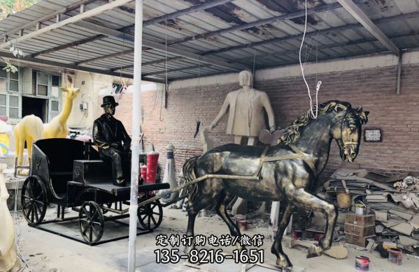 學院步行街做舊漆金青銅馬車雕塑