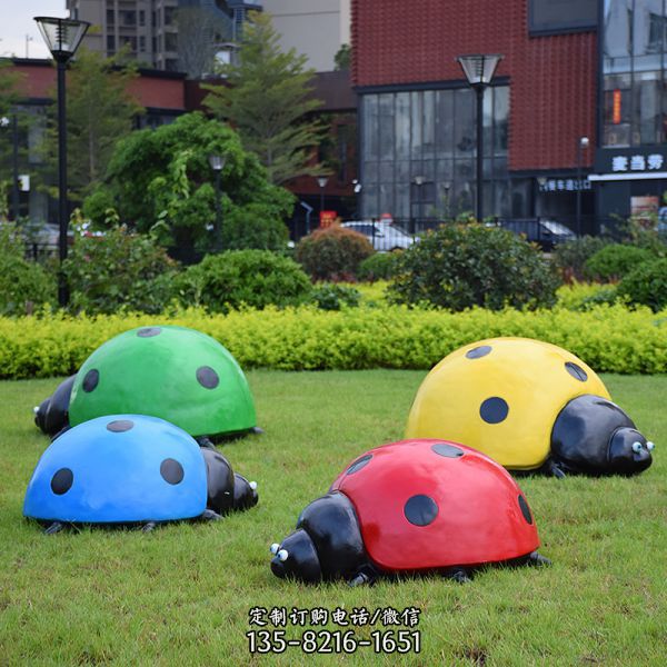 公園里擺放的四只爬行的玻璃鋼彩繪瓢蟲雕塑