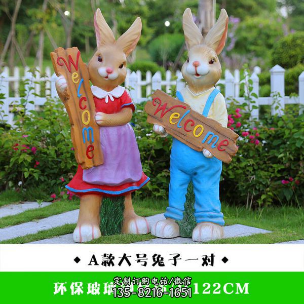 電影院擺放兩只歡迎光臨兔子雕塑