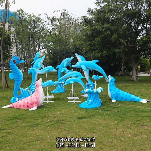 花園景區擺放一群藍色跳躍的玻璃鋼海豚雕塑