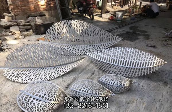 酒店戶外草坪不銹鋼鏤空樹葉雕塑
