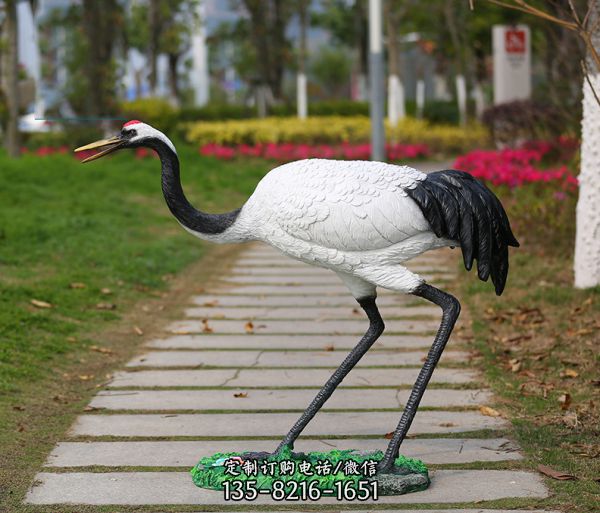 公園街道玻璃鋼彩繪覓食的仙鶴雕塑