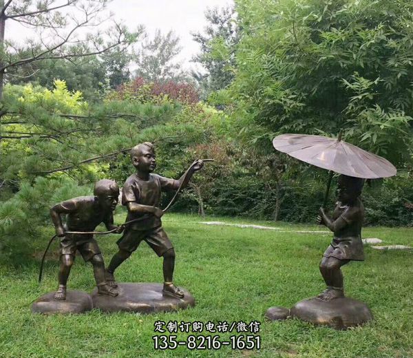 公園銅雕打傘玩水的兒童雕塑