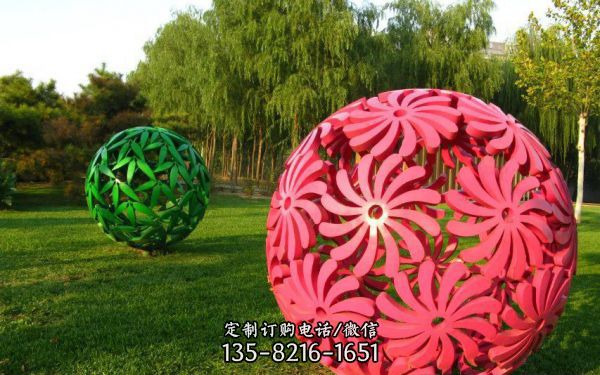 公園草坪創(chuàng)意童趣粉色鏤空球雕塑