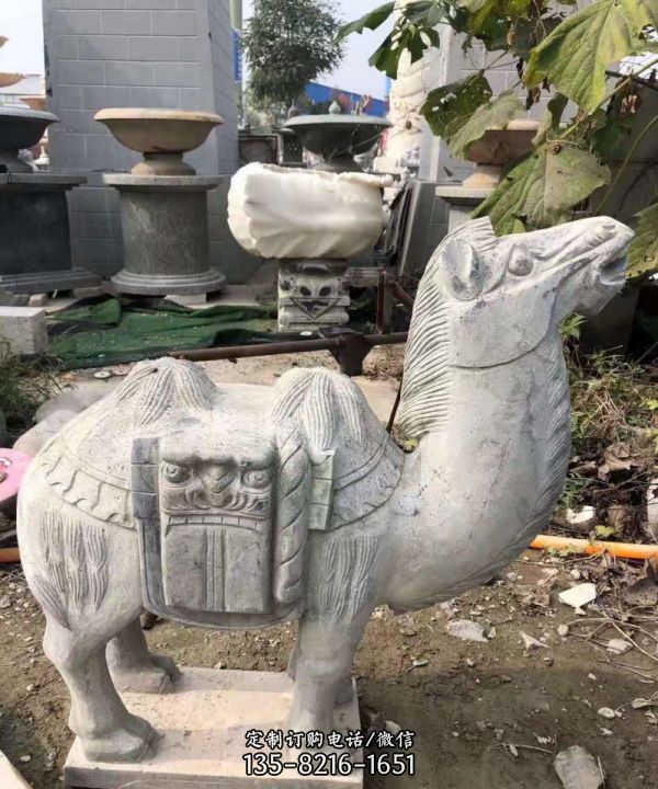 公園擺放的吃樹葉的青石石雕創意駱駝雕塑