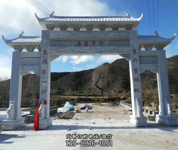 山區(qū)農(nóng)村路口擺放新中式牌樓石雕