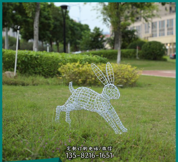 草坪不銹鋼鐵藝鏤空跳躍的兔子雕塑