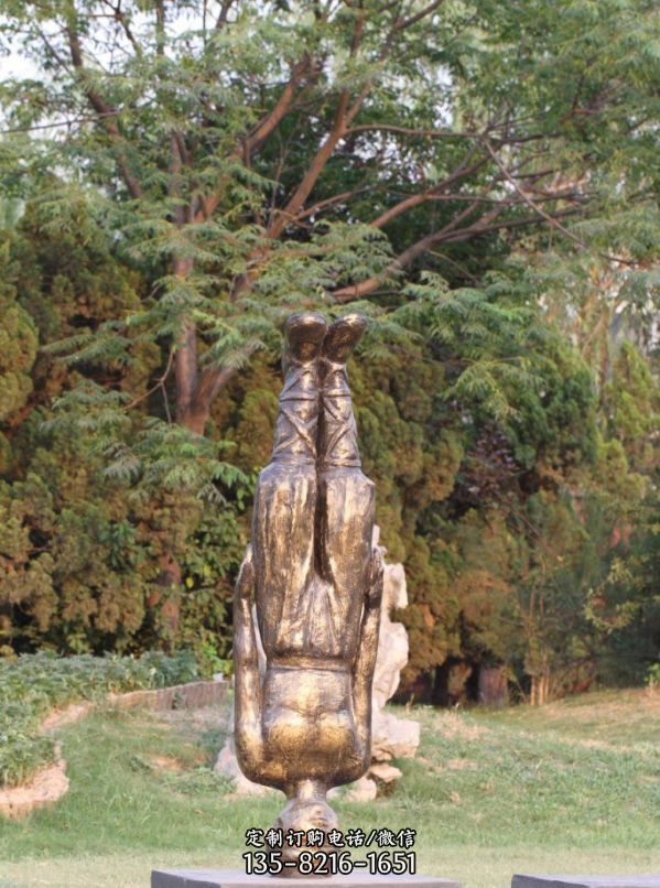 公園銅雕練功的和尚雕塑