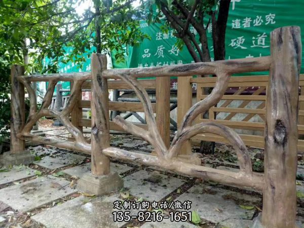 游樂園景區等候區擺放仿木欄桿
