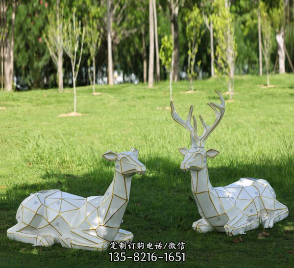 玻璃鋼幾何公園景區兩只臥著的梅花鹿雕塑