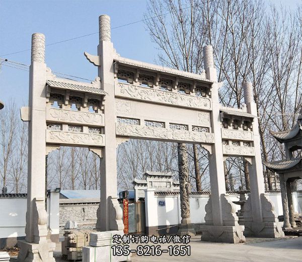 新農(nóng)村口擺放三門石牌坊石雕