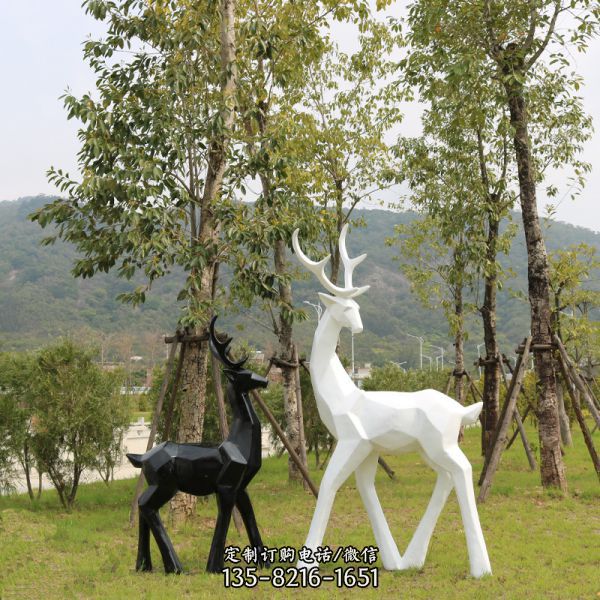 戶外草坪玻璃鋼幾何園林景觀黑白兩只梅花鹿雕塑