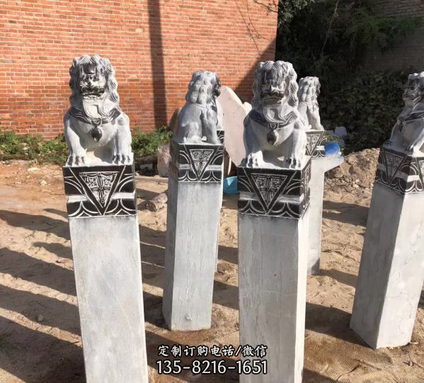 景點門口擺放獅子雕塑大理石拴馬柱