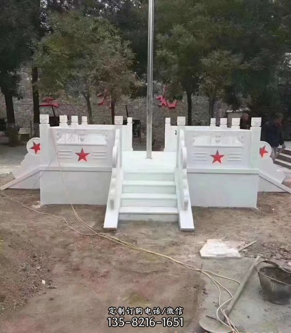 紅色革命旅游景點擺放漢白玉升旗臺石雕