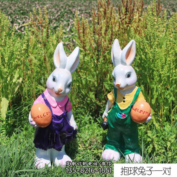花園一對抱球彩繪樹脂兔子雕塑