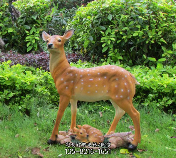 公園玻璃鋼彩繪護(hù)著小鹿的鹿雕塑