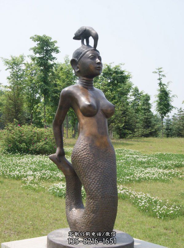 公園擺放的手摸尾巴的玻璃鋼噴漆美人魚雕塑