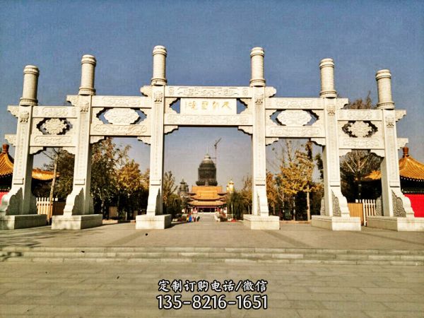 寺廟門前擺放大理石簡易五門柱子牌坊