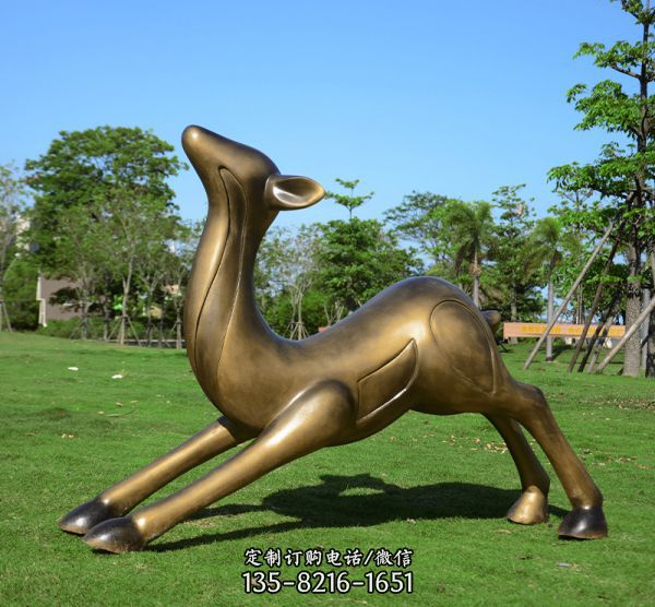 戶外草坪銅雕創意一只伸懶腰的梅花鹿雕塑
