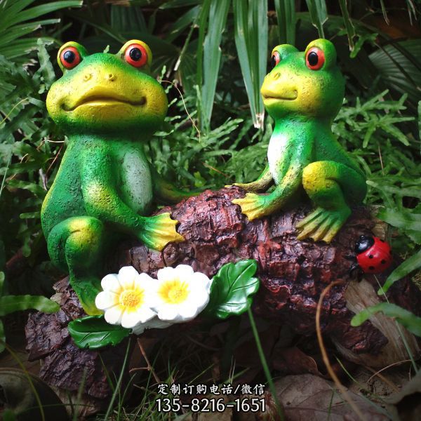 草坪兩只正在玩耍的綠色青蛙雕塑