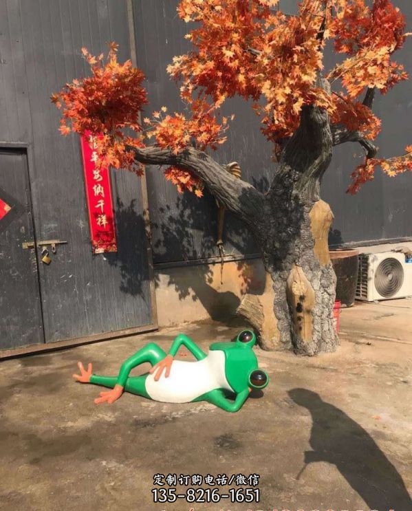公園玻璃鋼躺臥的青蛙雕塑