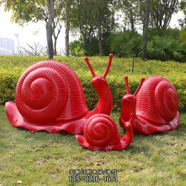 公園擺放的三只紅色的玻璃鋼彩繪蝸牛雕塑