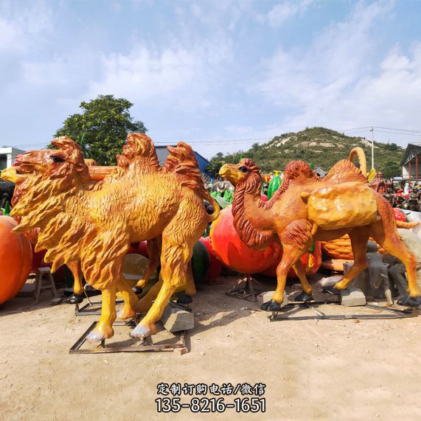 公園街道擺放的玻璃鋼噴漆的駱駝雕塑