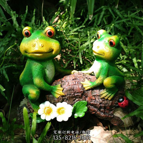 廣場(chǎng)兩只玩耍的玻璃鋼青蛙雕塑