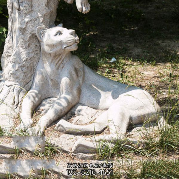 公園草坪石頭創意休息中的金錢豹雕塑