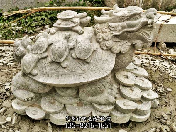 公園里擺放的坐著銅錢上的石雕雕塑創(chuàng)意龍龜?shù)袼? title=