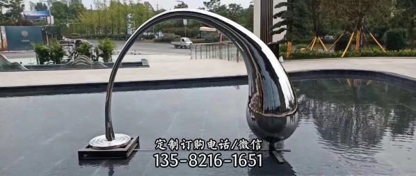 公園池塘中抽象彎腰的水滴雕塑