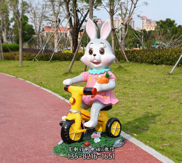 公園幼兒園草坪擺放騎車兔子玻璃鋼雕塑