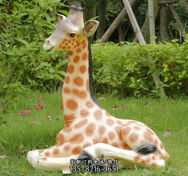 公園草坪臥著的仿真動物玻璃鋼彩繪長頸鹿雕塑