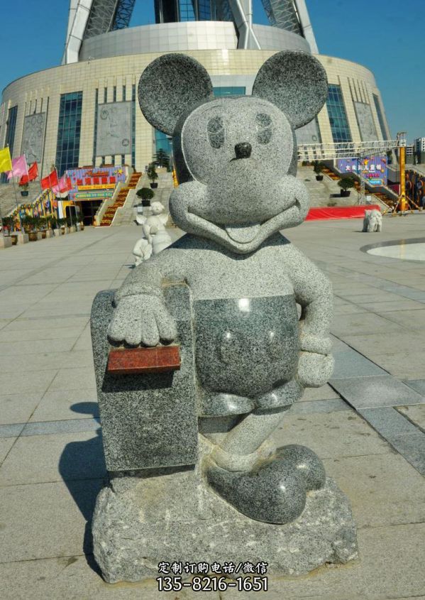 商廈門口一只大理石石雕米老鼠雕塑