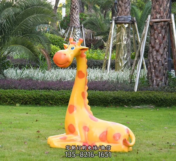 公園草坪臥著的玻璃鋼彩繪長頸鹿雕塑