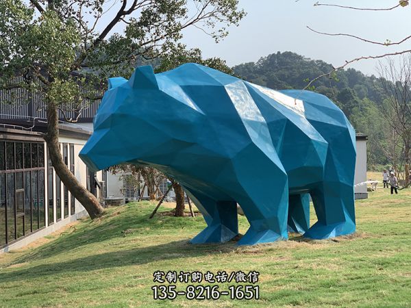 公園草坪創意抽象藍色幾何熊雕塑