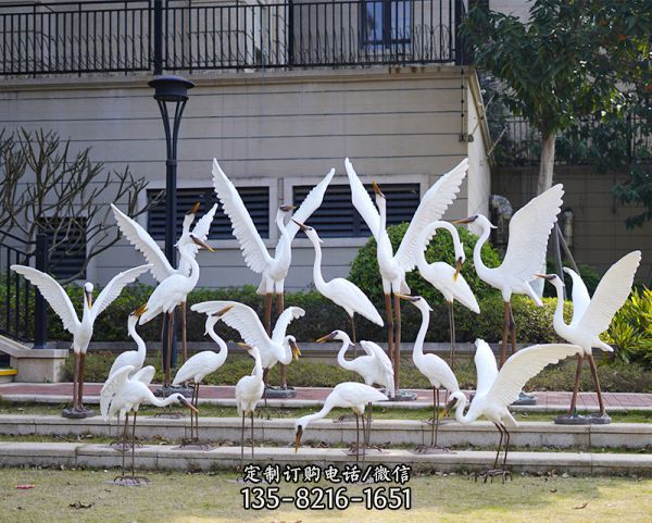 公園廣場一群玻璃鋼飛翔的鶴雕塑