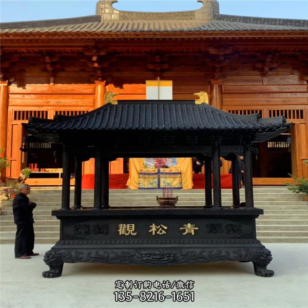 青松觀大殿前擺放鑄鐵長形帶蓋燒紙香爐