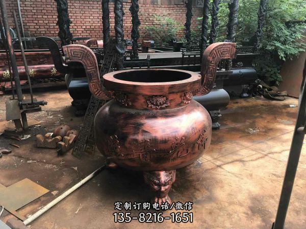 寺廟室外擺放圓形兩耳三足鑄銅香爐
