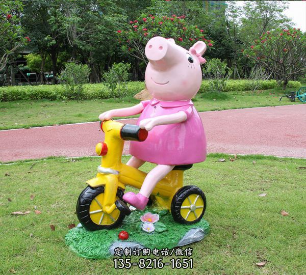 戶外園林彩繪佩奇騎車玻璃鋼雕塑