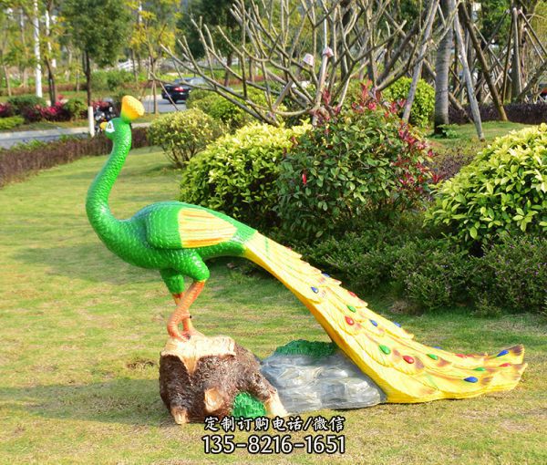 公園里一只散步的玻璃鋼彩繪孔雀雕塑
