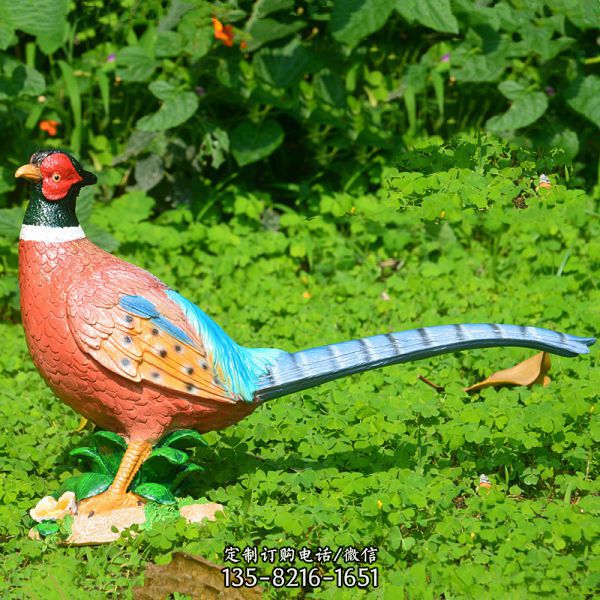 公園里擺放著一只長尾巴的玻璃鋼彩繪雞雕塑