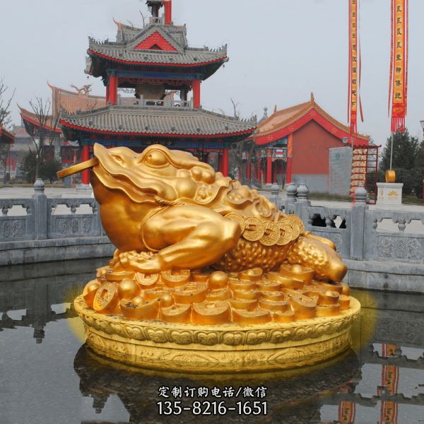 景區里擺放的嘴里叼著錢的玻璃鋼噴漆金蟾雕塑