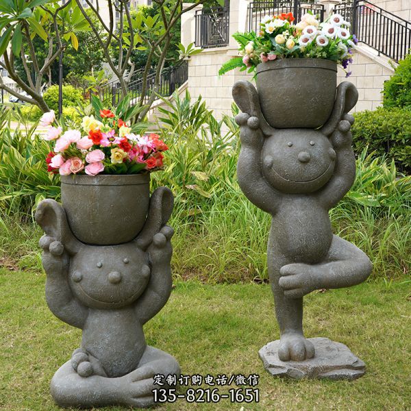 公園草坪大理石石雕頭頂花盆的兔子雕塑