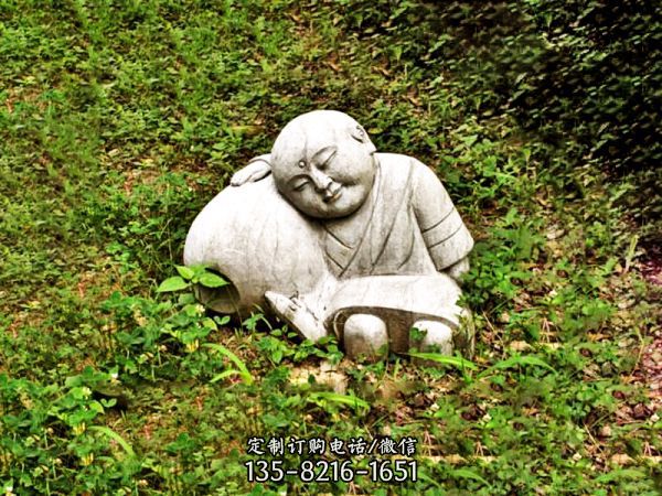 戶外草坪大理石石雕休息滴和尚雕塑