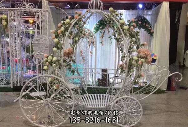 酒店婚禮室內創意不銹鋼馬車雕塑