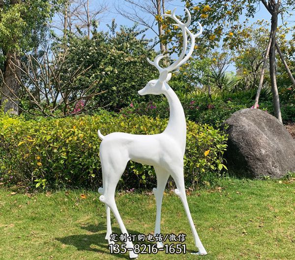 戶外草坪玻璃鋼回頭的白色鹿雕塑