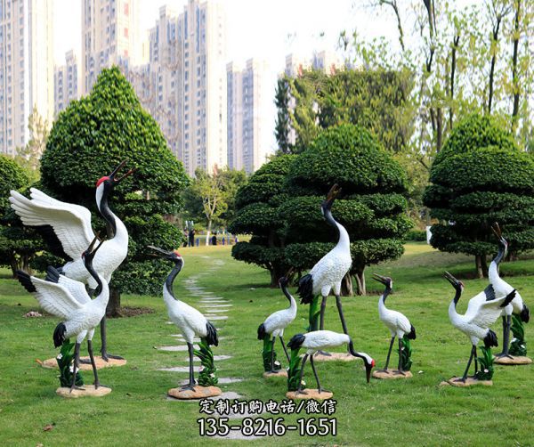 公園草坪一群休息覓食的玻璃鋼?dān)Q雕塑