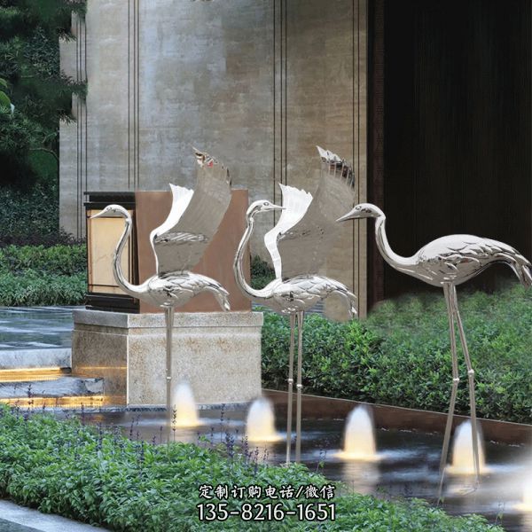 公園不銹鋼鏡面噴泉中的鶴雕塑